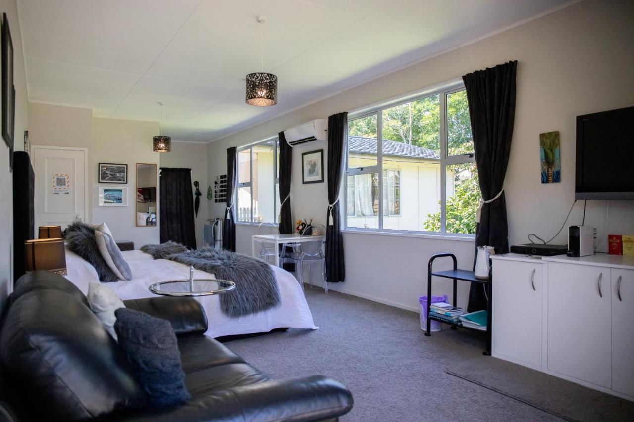 Swan House Bed & Breakfast Martinborough Exterior foto